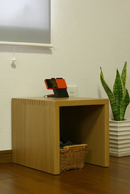スタイルデザインスタジオ内の携帯充電用テーブル